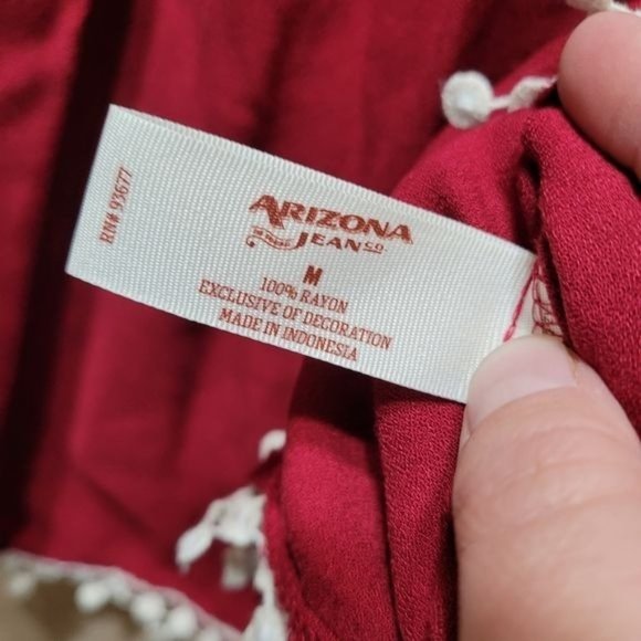 Arizona Women Size Medium Cropped Boho Festival Top Maroon Crochet Pom Pom Trim - Picture 6 of 6